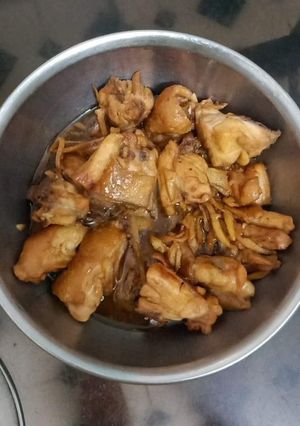 Hình của món Gà kho gừng.