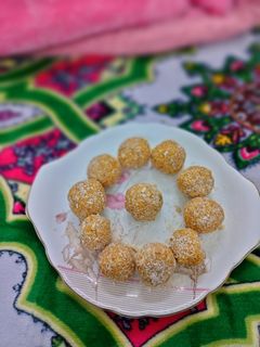 तिल गुड़ नारियल लड्डू (Til gud nariyal laddu recipe in hindi) रेसिपी मुख्य फोटो