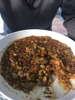 Una foto de Arroz meloso de boletus, habitas, alcachofa, morcilla y costillas