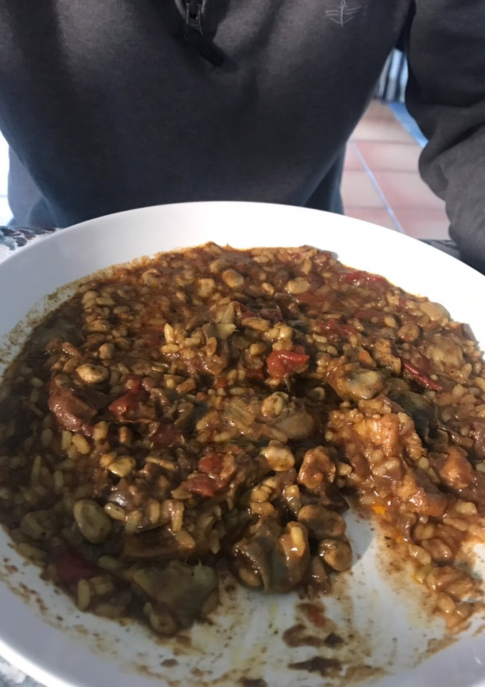 Una foto de Arroz meloso de boletus, habitas, alcachofa, morcilla y costillas