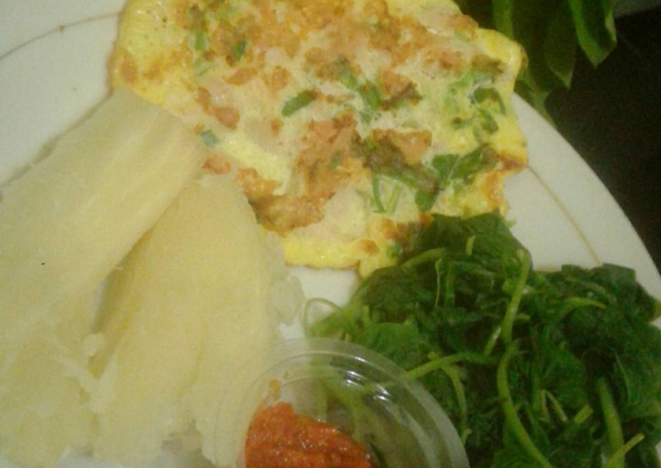 DIET ENAK SARAPAN PAGI (Singkong rebus, dadar ayam,bayam rebus,sambal)