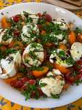 Salade de tomates cerises bicolores à la mozzarella, persil et crème de balsamique