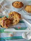 Egg muffin con pancetta, olive nere e provola