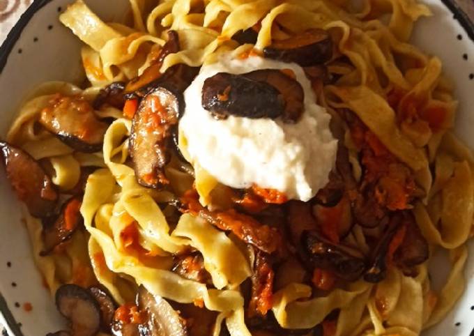Ricetta di Perfetto Fettuccine con zucca, funghi shiitake e crema al pecorino