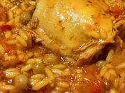 Una foto de guiso de arroz con pollo