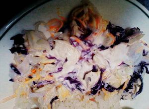 Una foto de Ensalada de pollo y verduras