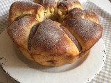 Brioche con mele caramellate