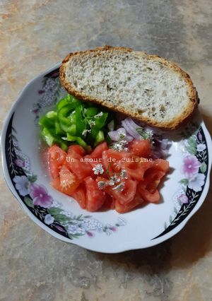 Une photo de Salade d'été à la fleur de coriandre 🍴