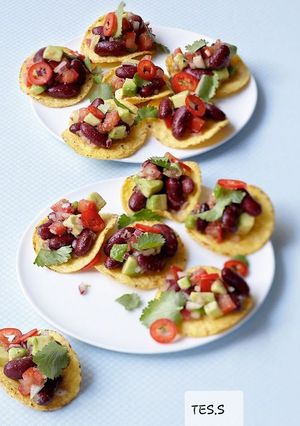 Une photo de Tostadas haricots rouges, avocat,coriandre