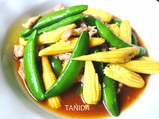 ผัดถั่วหวานและข้าวโพดอ่อนกับหมูสันใน​ สูตรน้ำมันน้อย