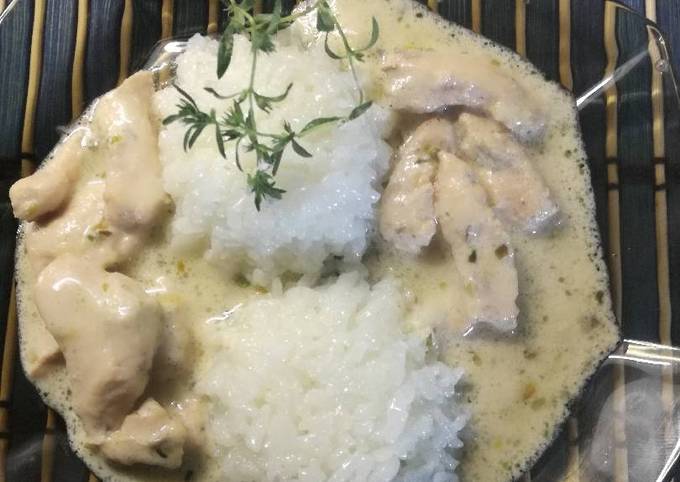 Oregánós csirkeragu, párolt rizzsel recept foto