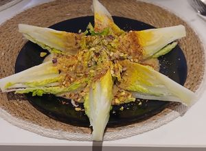 Una foto de Cogollo de Tudela con Crema de Yogur, Comino y Tajín