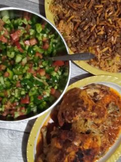 صورة لوصفة دجاج محشي محمر مع ارز بالخضار