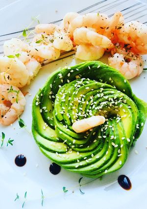 Une photo de Rose d'Avocat et Crevettes marinées au miel