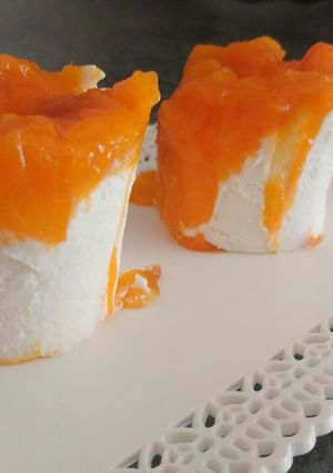 Foto di Crema al mascarpone, ricotta e yogurt con albicocche