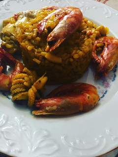 Una foto de Paella de gamba roja pollo y sepia