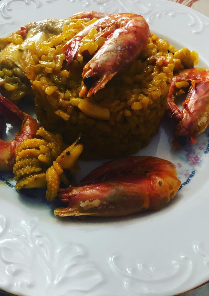 Una foto de Paella de gamba roja pollo y sepia