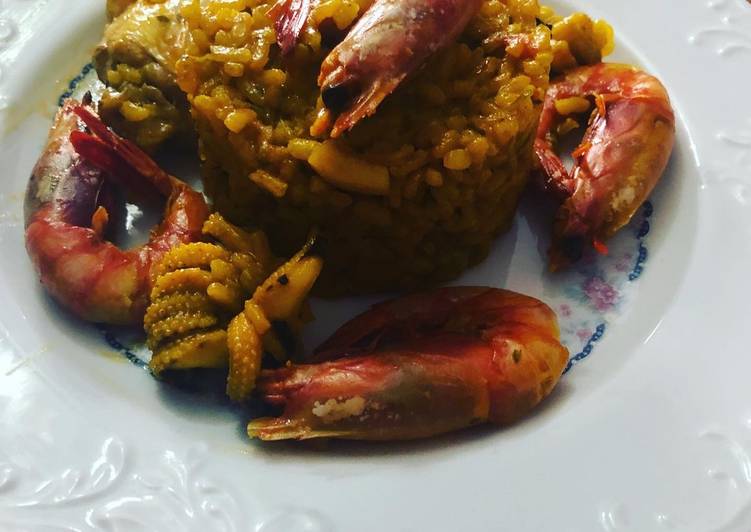 Paella de gamba roja pollo y sepia