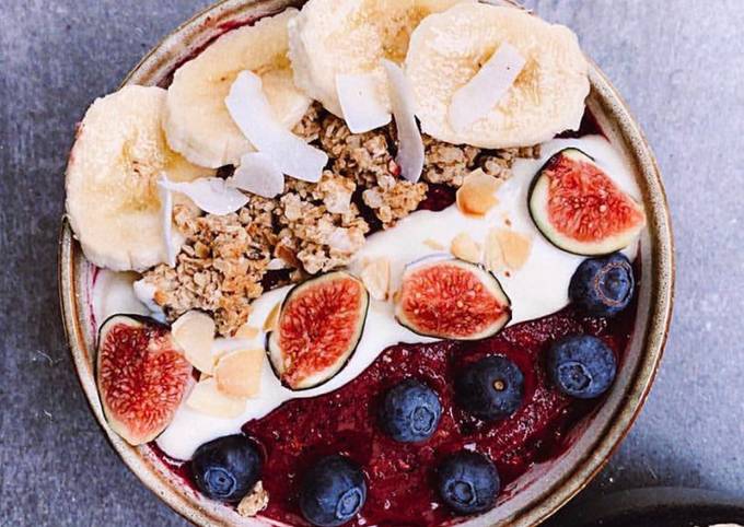 Smoothie Bowl with Bananas and Blueberries