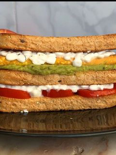 Una foto de Bocadillo de tortilla guacamole y más