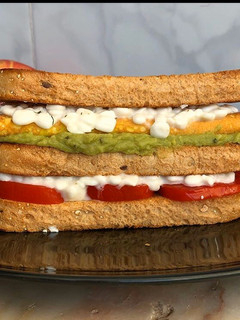 Una foto de Bocadillo de tortilla guacamole y más