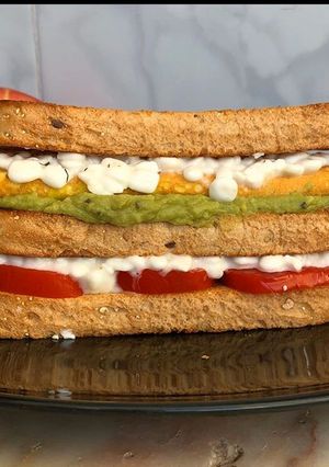 Una foto de Bocadillo de tortilla guacamole y más