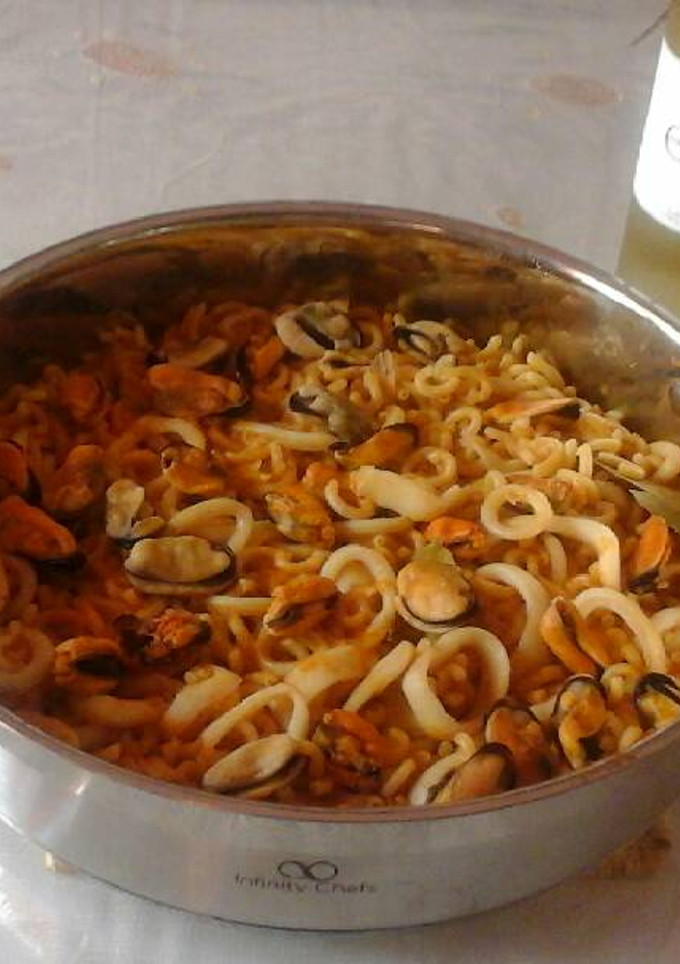 Una foto de Fideuaá de calamar y mejillones