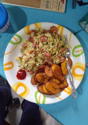 A picture of Fried Rice🍚 and plantain 🍌.