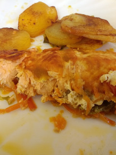 Una foto de Salmón a la mostaza con verduras