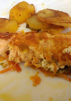 Una foto de Salmón a la mostaza con verduras