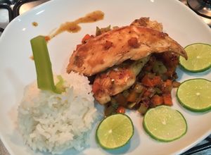 Una foto de Tilapia en salsa de té verde con arroz tostado