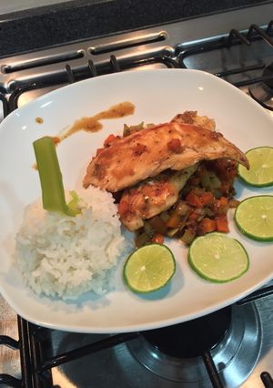 Una foto de Tilapia en salsa de té verde con arroz tostado