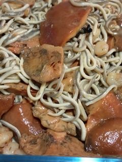 Una foto de Salteado de gulas con Níscalos y gambas