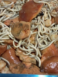 Una foto de Salteado de gulas con Níscalos y gambas