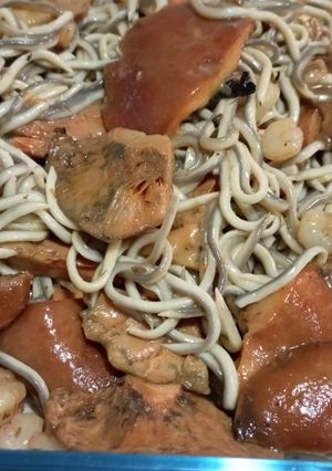 Una foto de Salteado de gulas con Níscalos y gambas