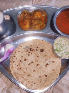 ભરેલા રીંગણા બટેટાનું શાક (Bharela Ringan Bataka Shak Recipe In Gujarati) રેસીપી મુખ્ય ફોટો