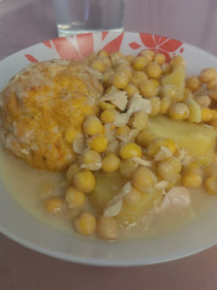 Una foto de Cocido de garbanzos con pella