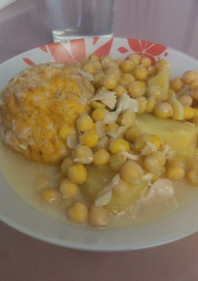 Una foto de Cocido de garbanzos con pella