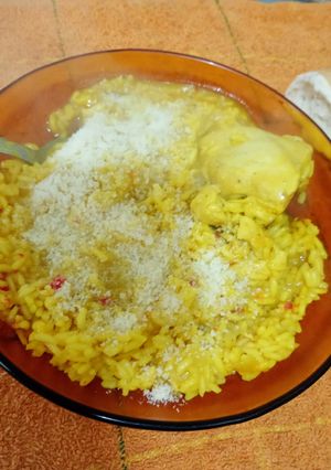 Una foto de Arroz amarillo con pollo