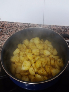 Una foto de Patatas rehogadas con ajo y perejil