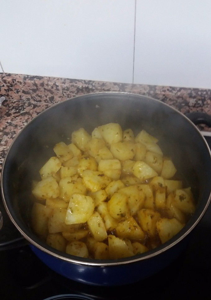 Una foto de Patatas rehogadas con ajo y perejil