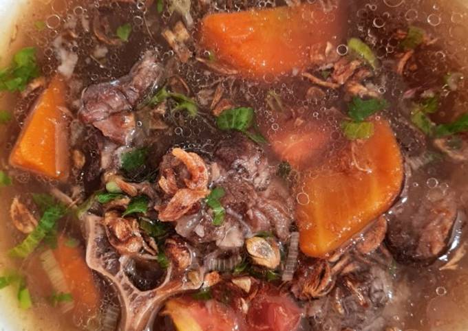 Bagaimana Menyiapkan Sop buntut slow cooker yang Bikin Ngiler