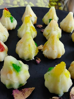 टूटी फ्रूटी वनीला मोदक (tutti frutti vanilla modak recipe in Hindi) रेसिपी मुख्य फोटो