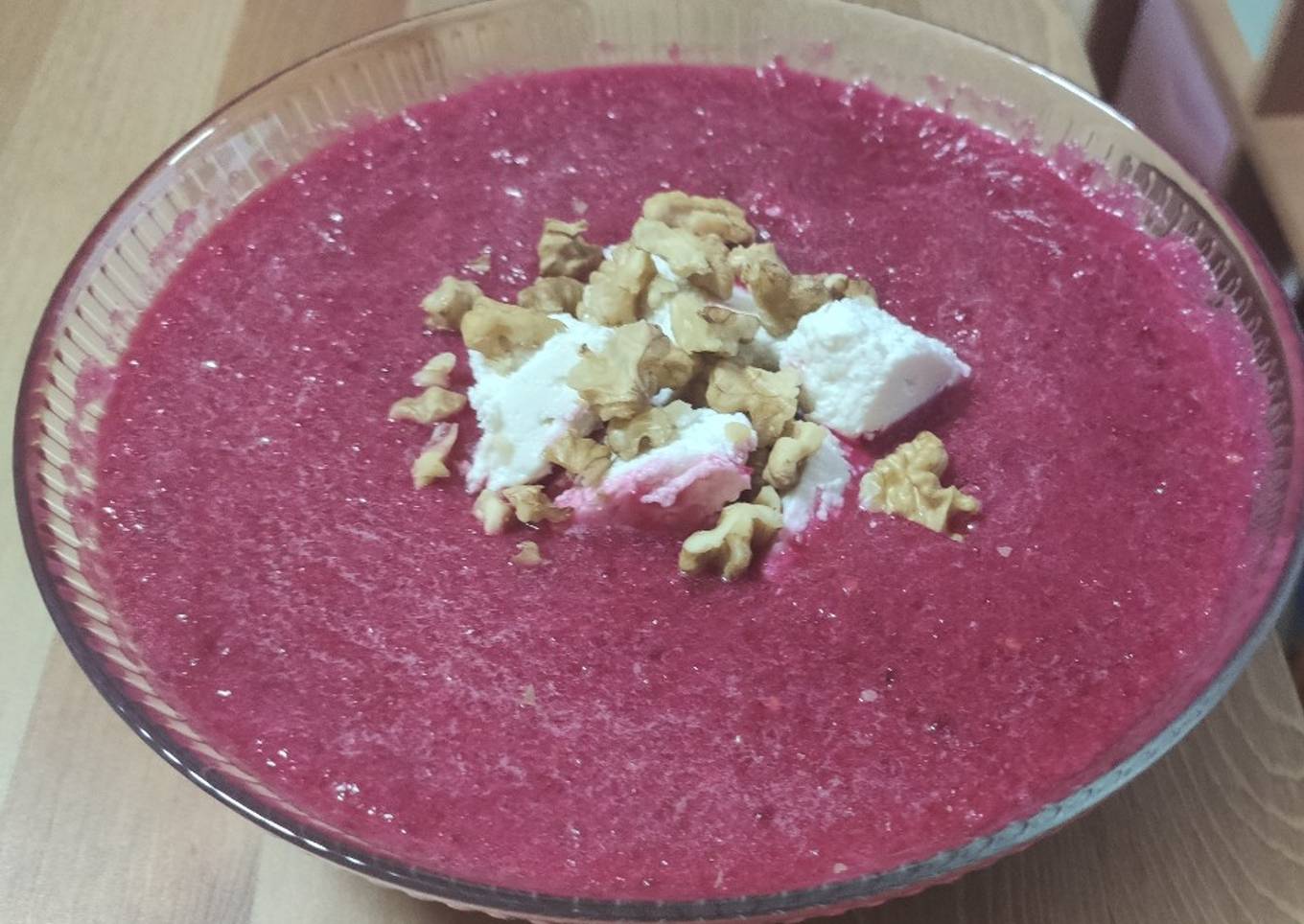 Gazpacho de remolacha con requesón y nueces