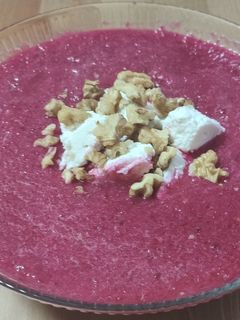 Una foto de Gazpacho de remolacha con requesón y nueces