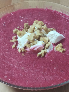 Una foto de Gazpacho de remolacha con requesón y nueces
