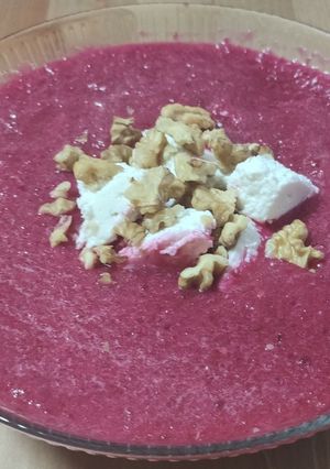 Una foto de Gazpacho de remolacha con requesón y nueces