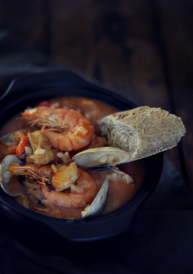 Una foto de Sopa de bacalao y marisco