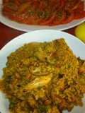 Arroz con pulpo, langostinos y almejas, acompañado de picada de tomates aliñados