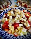 Salvacena veraniego: Ensalada de pepino y tomate con queso fresco y huevo duro